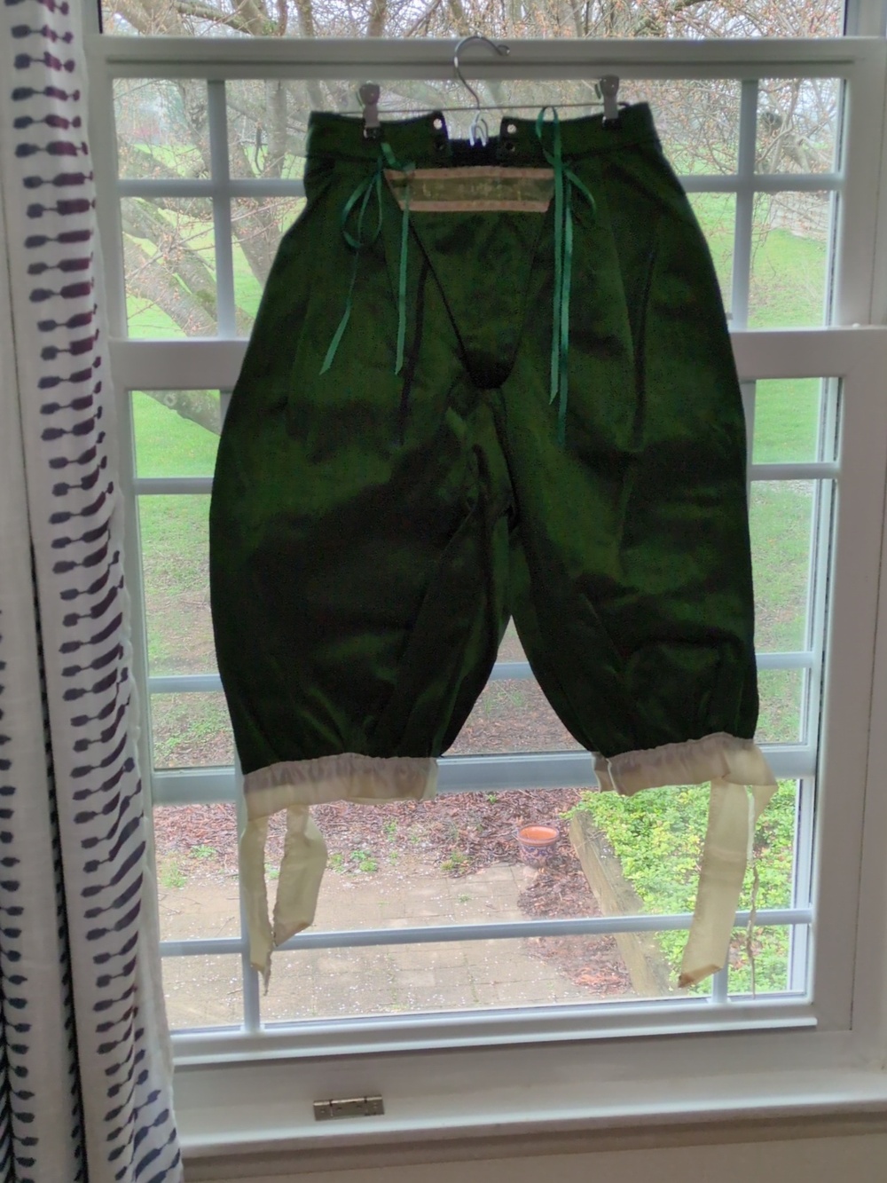 Dark Green Silk Renaissance Costume with Breeches - Picture 4 of 12